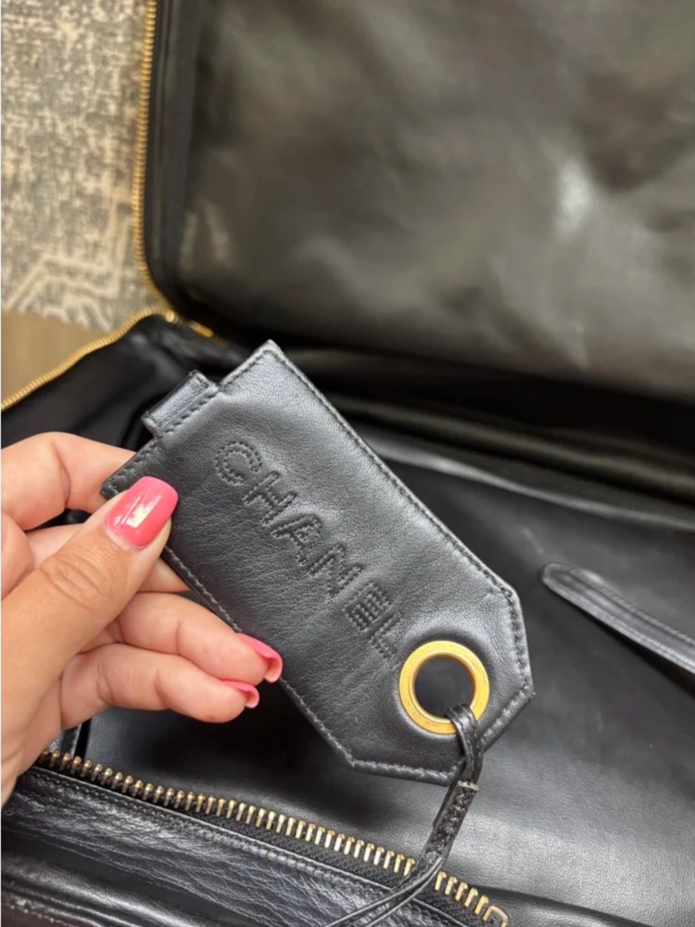 CHANEL Black Quilted Leather Shoulder Bag with Zipper - Picture 5 of 15